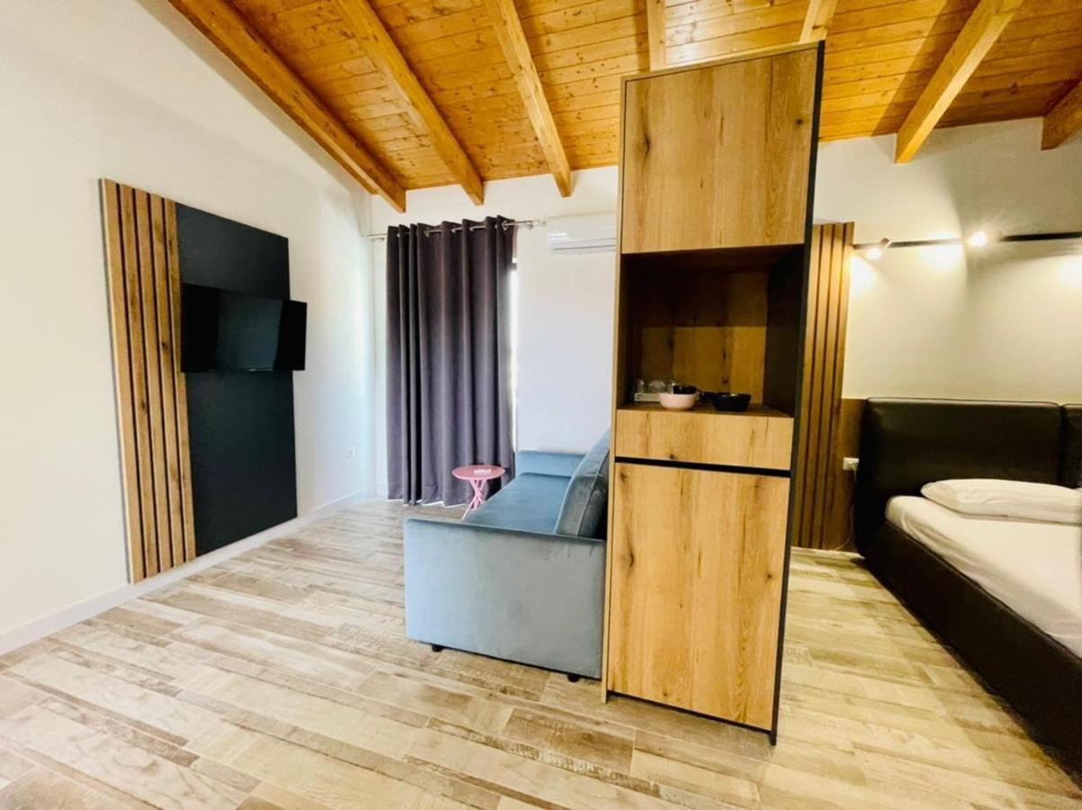 Adriatik Hotel Влёра Экстерьер фото