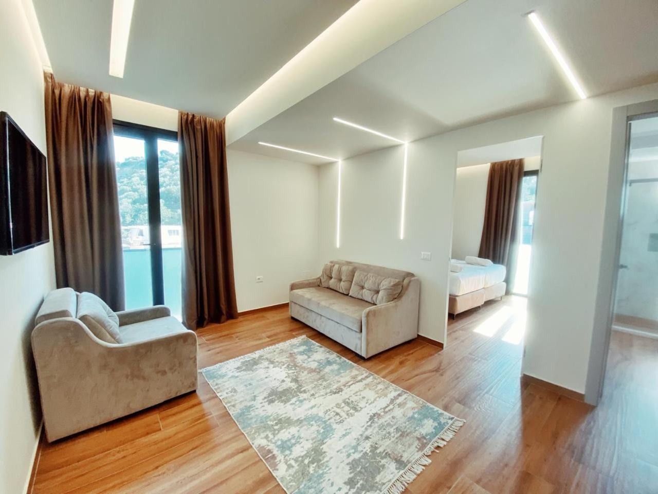 Adriatik Hotel Влёра Экстерьер фото