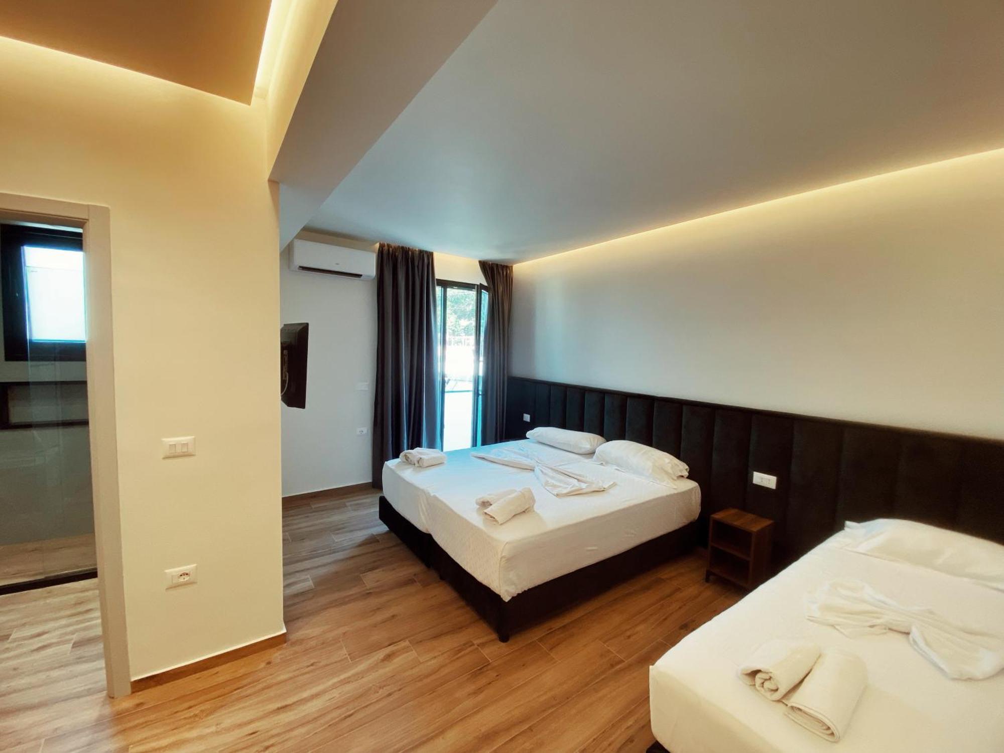 Adriatik Hotel Влёра Экстерьер фото